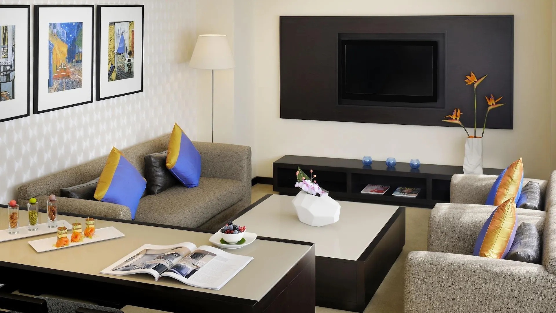 Hues Boutique Hotel Dubai 4*,